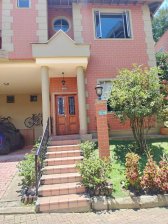 Hermosa casa en Sabaneta – Sector Los Alcázares, en conjunto residencial cerrado.