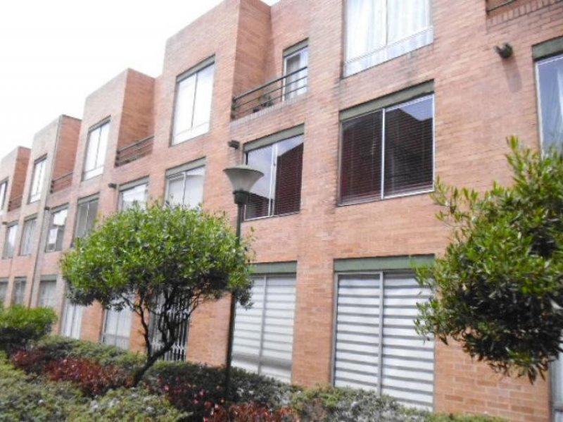 VENDO CASA AMPLIA REMODELADA 4 ALCOBAS  GARAJE CUBIERTO MODEDLIA