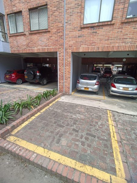 VENDO LINDO APARTAMENTO REMODELADO 4 PISO 3 ALCOBAS 2BAÑOS 2 GARAJES PROPIOS EN LINEA   ZONA NORTE